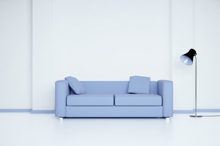 Witte gietvloer en witte muren met blauwe decoratieve plinten, matchend bij de bank.