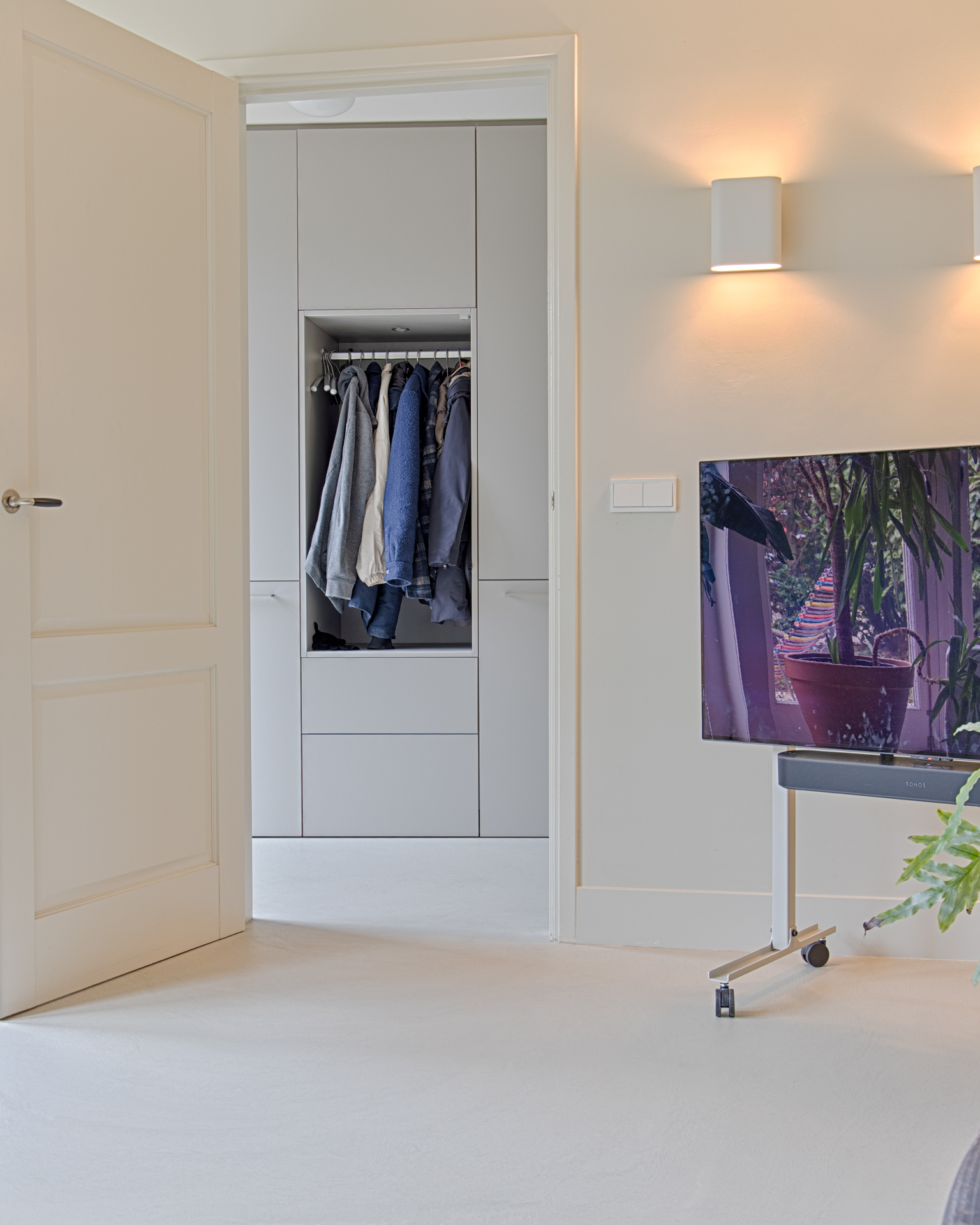 Japandi woonkamer gietvloer Interieur met taupe gietvloer