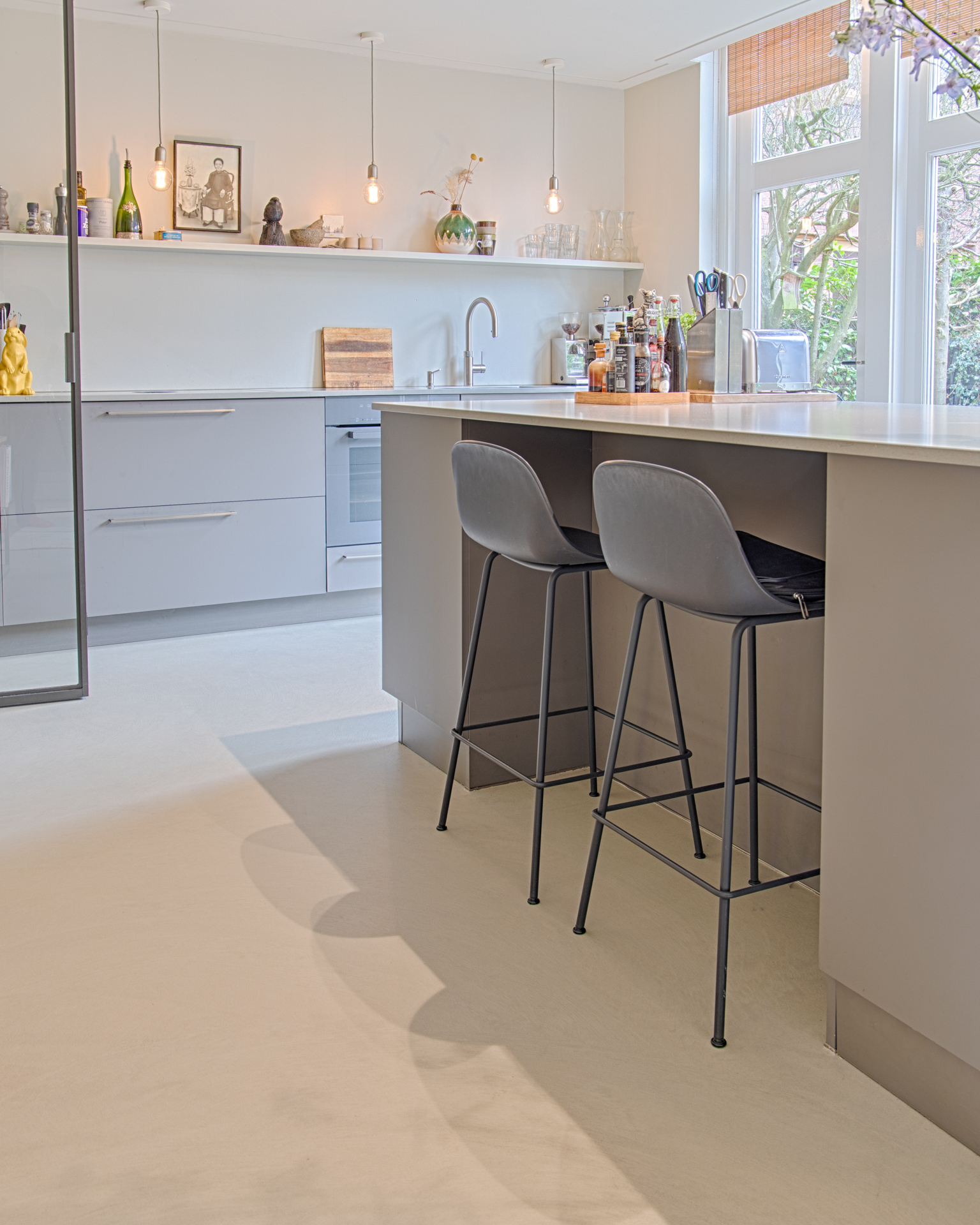 betonvloer-600 Keuken met taupe gietvloer