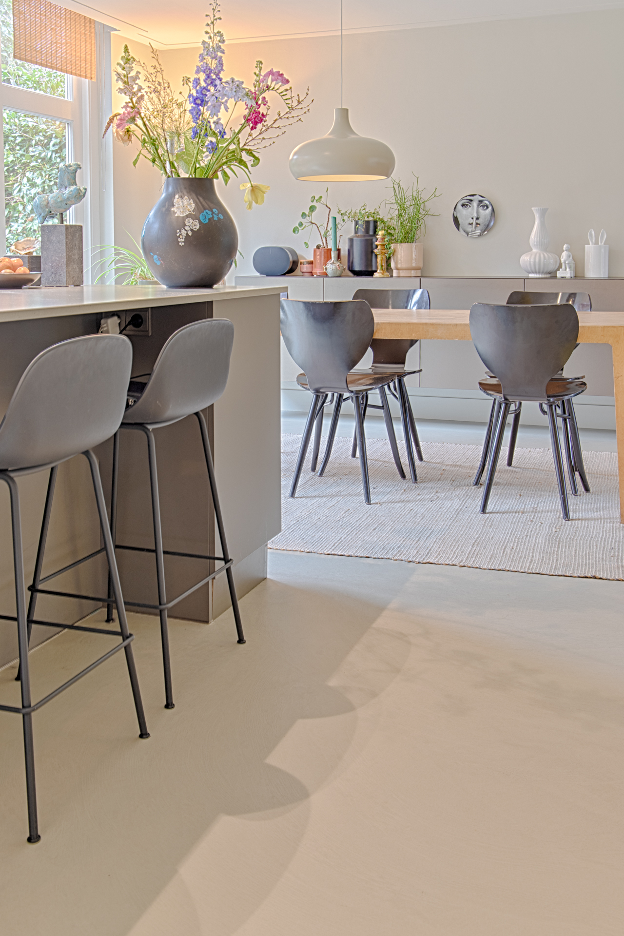 gietvloer-betonlook-1 Eetkamer met taupe gietvloer