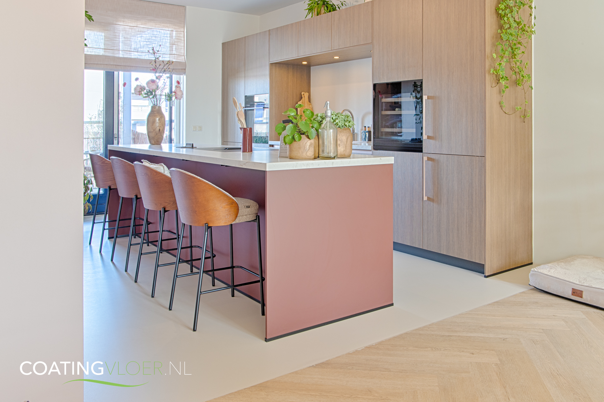 Grijze gietvloer in de woonkamer